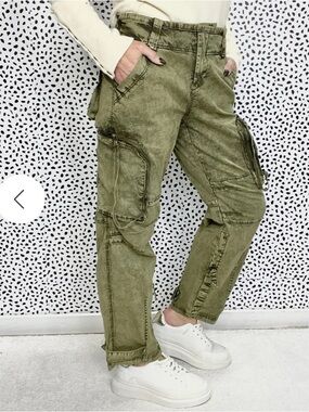 OH Ladies Obviously Yours Olive Green Woven Cargo Pants. Size Medium.